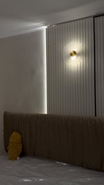 Panouri tapițate cu iluminare LED la capul patului